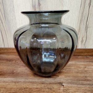 אגרטל זכוכית כהה| הפרח